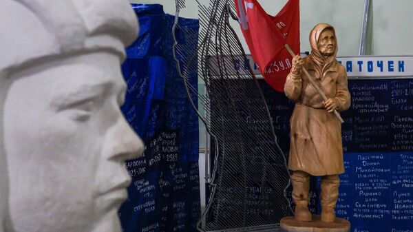 Скульптура украинской бабушки со Знаменем Победы в центре военно-патриотического воспитания Музей-диорама в Воронеже