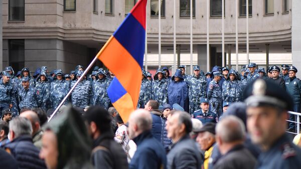 Сотрудники полиции во время митинга оппозиции у здания Генпрокуратуры в Еревaне