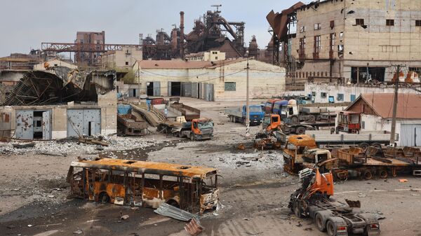 Разбитые транспортные средства на освобожденном металлургическом комбинате имени Ильича в Мариуполе