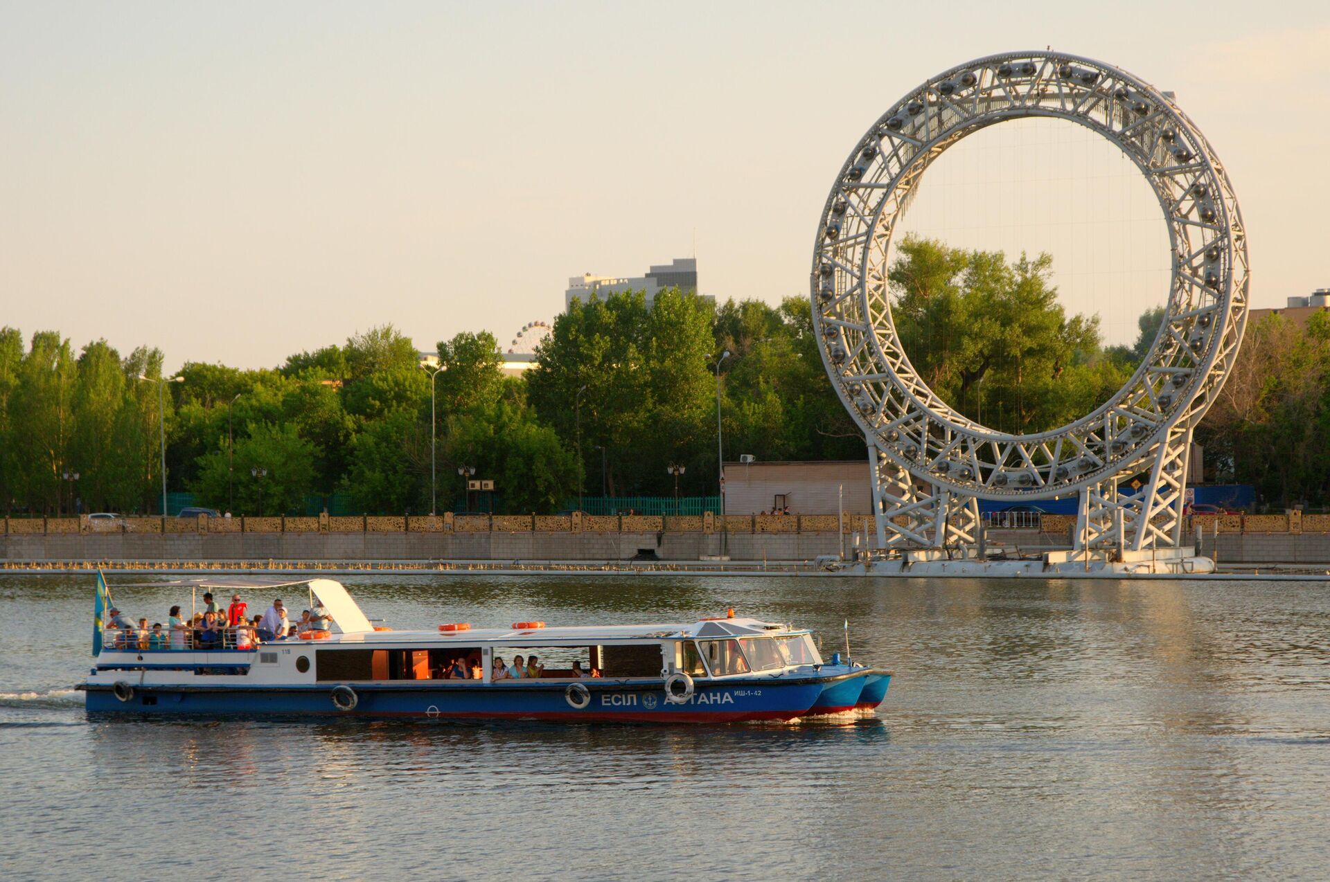 Прогулка на теплоходе в Нур-Султане - РИА Новости, 1920, 13.05.2022