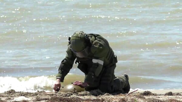 Работа спецподразделения ВС РФ по обезвреживанию мин на Азовском побережье