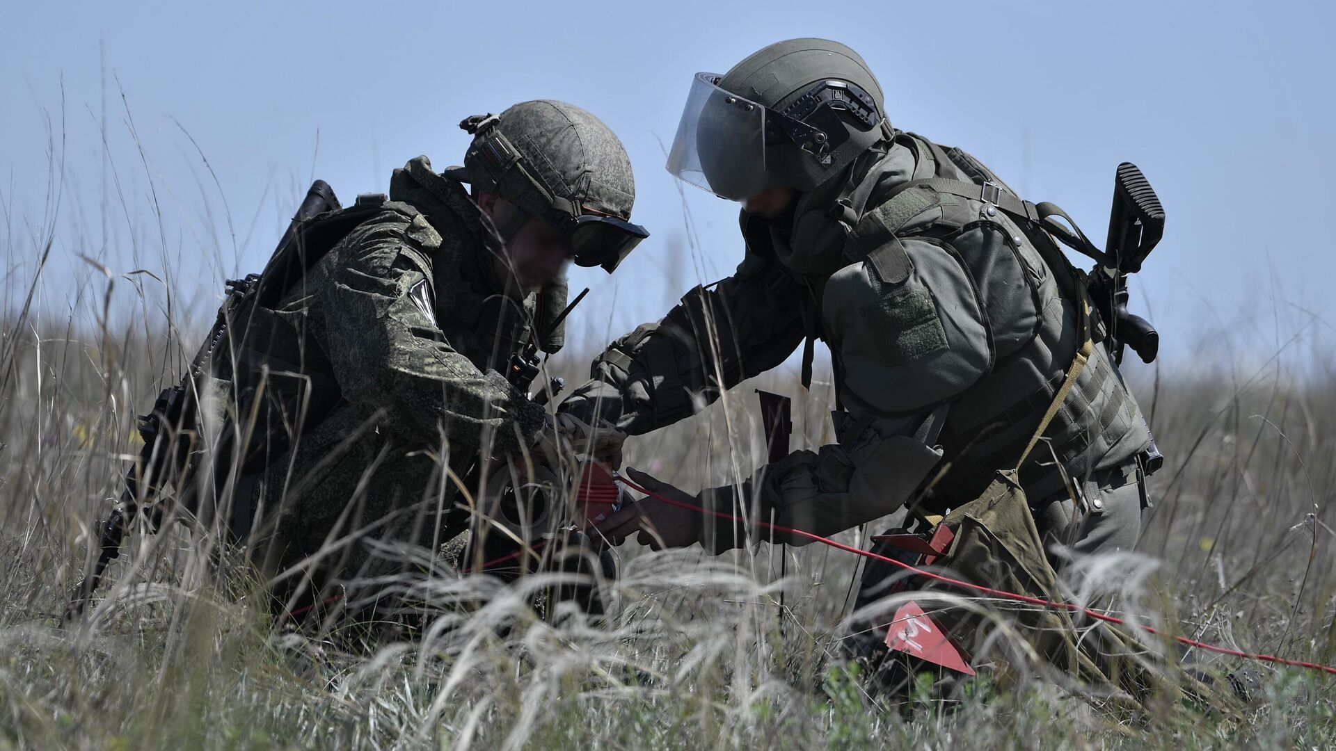 Военнослужащие подразделения инженерно-сапёрной бригады ВС РФ во время разминирования противотанковых мин на Арабатской стрелке - РИА Новости, 1920, 13.01.2023