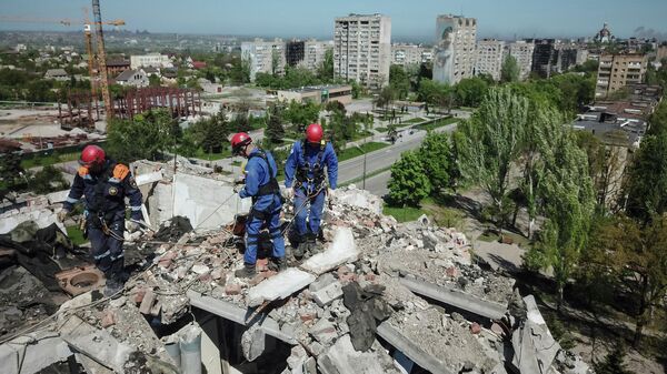Сотрудники МЧС России разбирают завалы разрушенного дома на проспекте Мира в Мариуполе