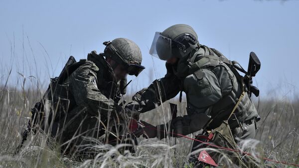 Военнослужащие подразделения инженерно-саперной бригады ВС РФ во время разминирования противотанковых мин 