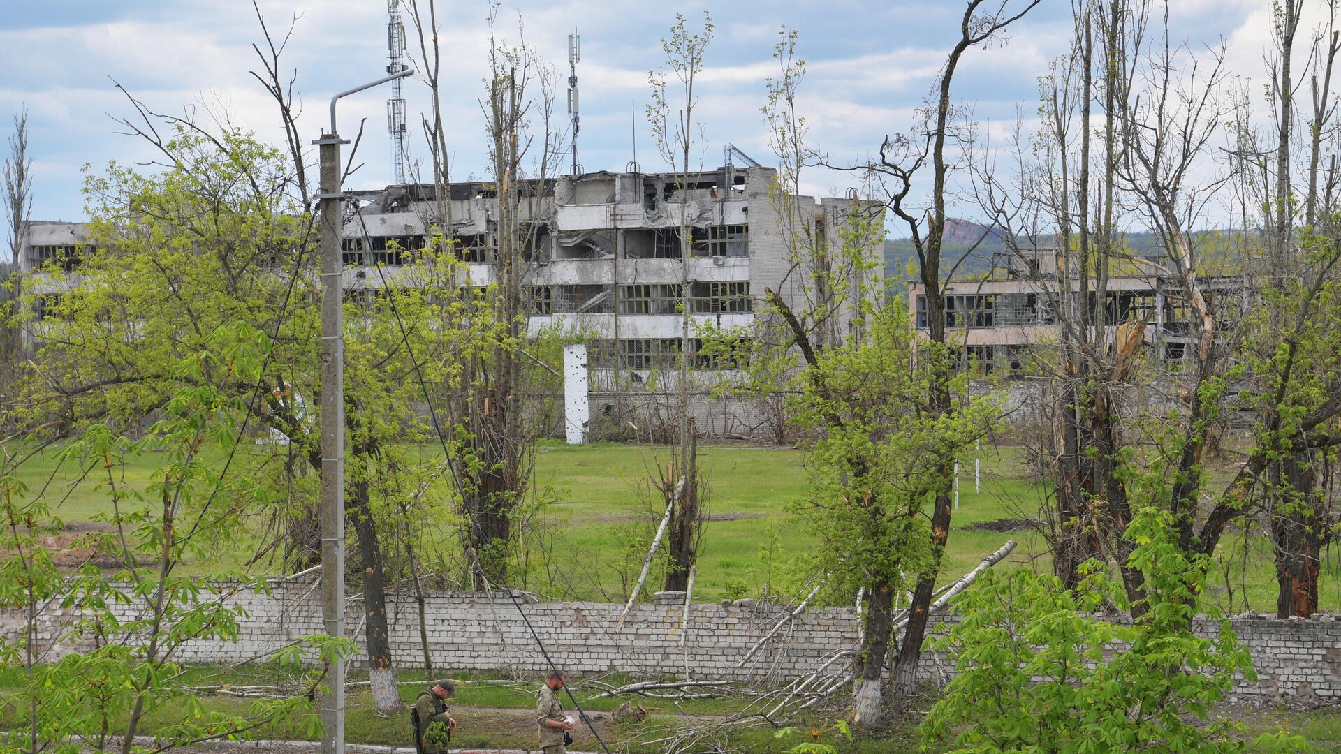 Разрушенные здания в промышленной зоне города Рубежное - РИА Новости, 1920, 16.05.2022