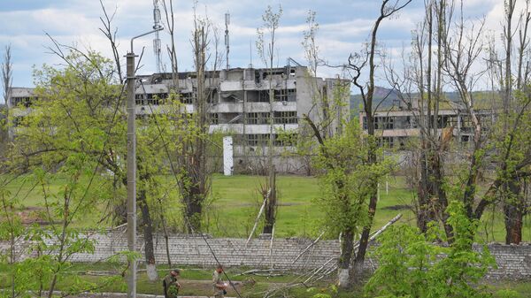 Разрушенные здания в городе Рубежное