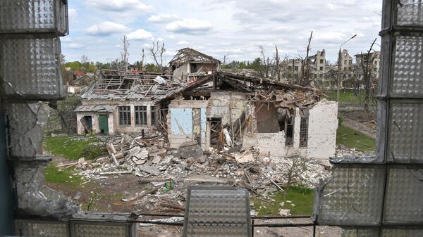 Разрушенные здания в городе Рубежное
