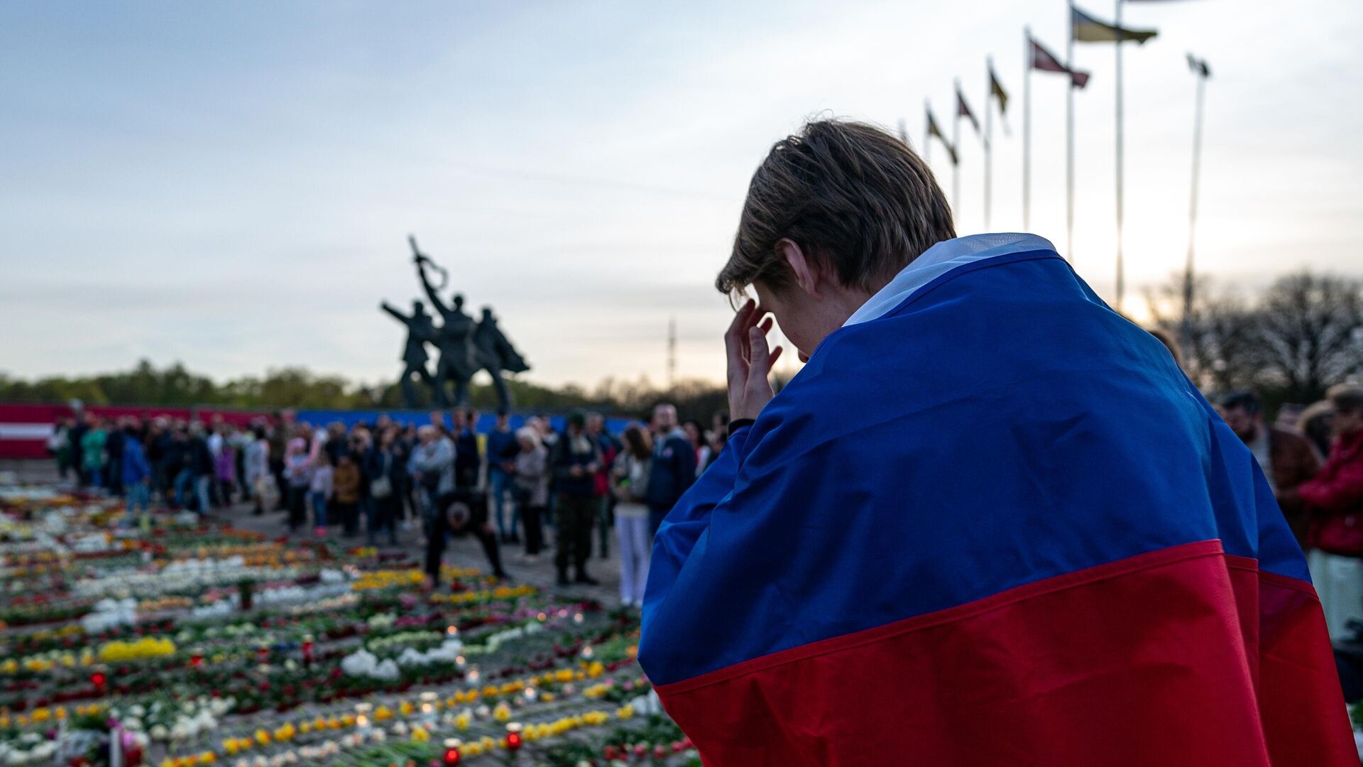 Участник церемонии возложения цветов у мемориального комплекса Памятник воинам Советской Армии — освободителям Советской Латвии и Риги от немецко-фашистских захватчиков в Риге - РИА Новости, 1920, 13.05.2022