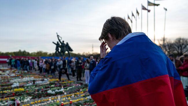 Участник церемонии возложения цветов у мемориального комплекса Памятник воинам Советской Армии — освободителям Советской Латвии и Риги от немецко-фашистских захватчиков в Риге