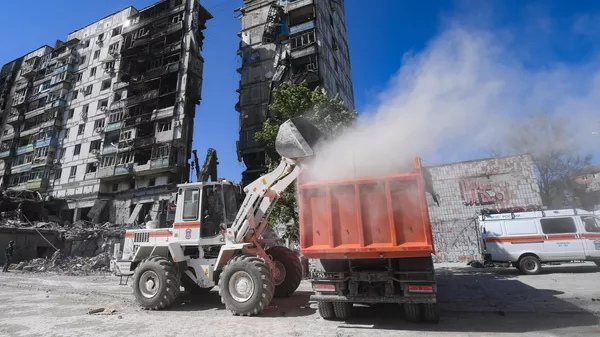 Υπάλληλοι του Υπουργείου Έκτακτης Ανάγκης της Ρωσικής Ομοσπονδίας διευθετούν τα ερείπια ενός κατεστραμμένου σπιτιού στην Prospekt Mira στη Μαριούπολη
