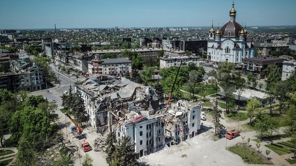 Сотрудники МЧС РФ разбирают завалы разрушенного здания Донецкого академического областного драматического театра в Мариуполе