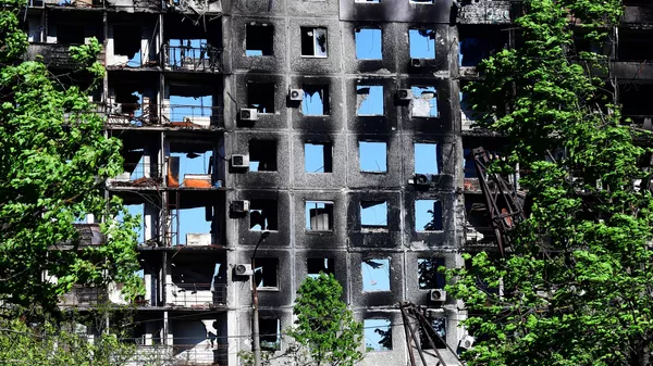 Κατεστραμμένο κτίριο κατοικιών στην οδό Kuprina στη Μαριούπολη
