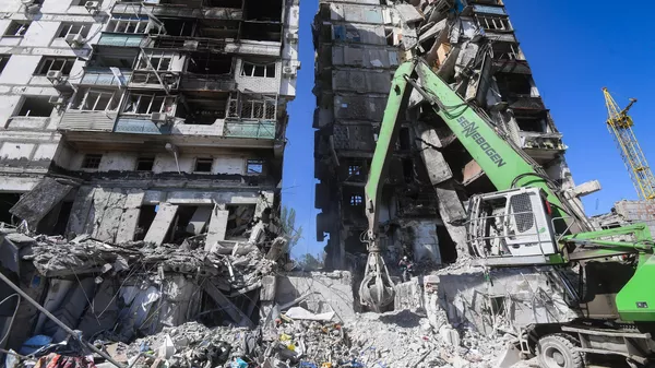 Υπάλληλοι του Υπουργείου Έκτακτης Ανάγκης της Ρωσικής Ομοσπονδίας διευθετούν τα ερείπια ενός κατεστραμμένου σπιτιού στην Prospekt Mira στη Μαριούπολη