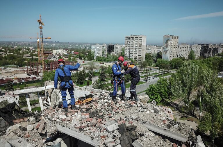 Сотрудники МЧС РФ разбирают завалы разрушенного дома на проспекте Мира в Мариуполе