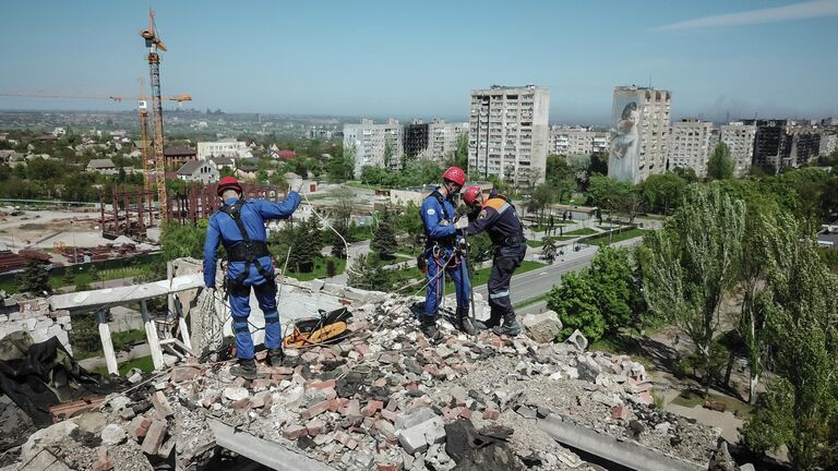 Сотрудники МЧС РФ разбирают завалы разрушенного дома на проспекте Мира в Мариуполе