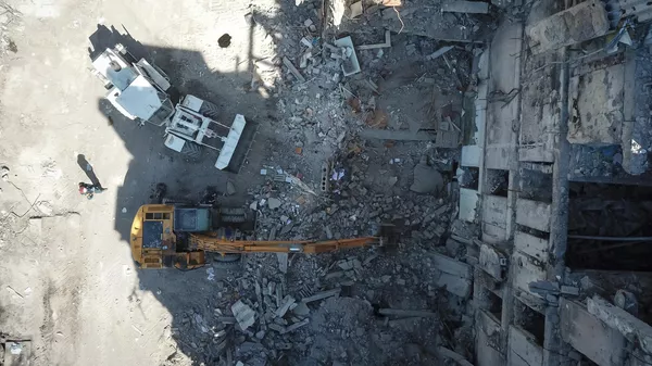 Υπάλληλοι του Υπουργείου Καταστάσεων Έκτακτης Ανάγκης της Ρωσικής Ομοσπονδίας ξεκαθαρίζουν τα ερείπια ενός κατεστραμμένου σπιτιού στην οδό Bakhchivandzhi στη Μαριούπολη