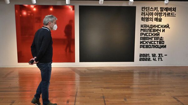 Мужчина в художественном музее Седжон в Сеуле, где ранее были выставлены картины русских авангардистов