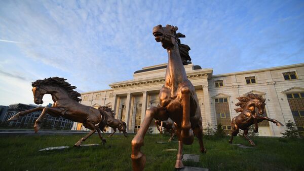 Бронзовые скульптуры скаковых лошадей у театра оперы и балета Астана Опера в Нур-Султане