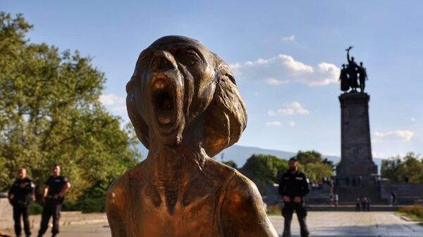 Скульптура под названием Крик украинской матери в Софии, Болгария
