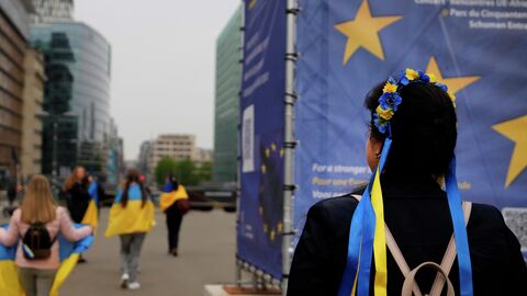 Люди с флагами Украины в Брюсселе 