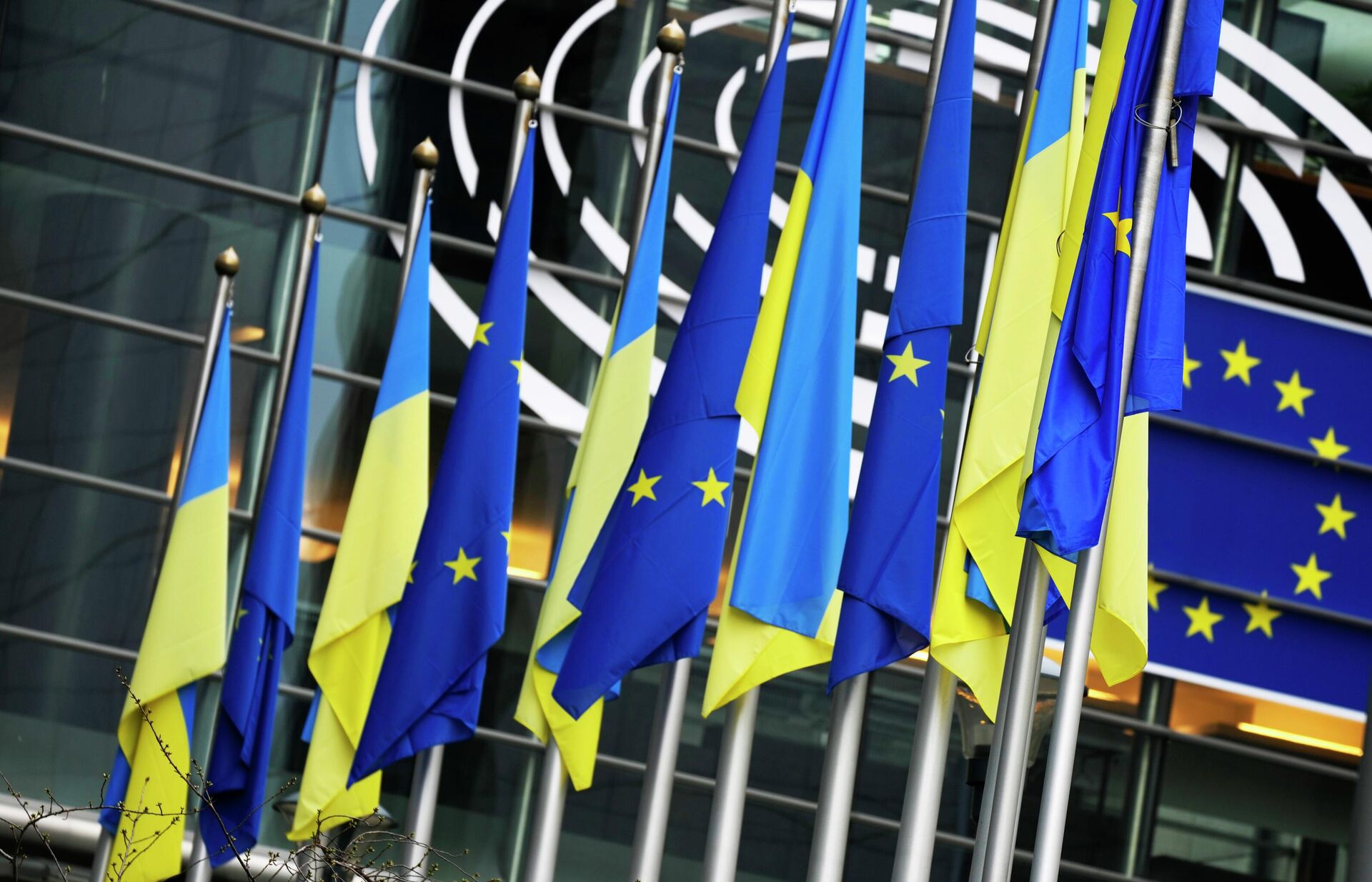 Флаги ЕС и Украины на здании Европейского парламента в Брюсселе, Бельгия  - РИА Новости, 1920, 13.05.2022