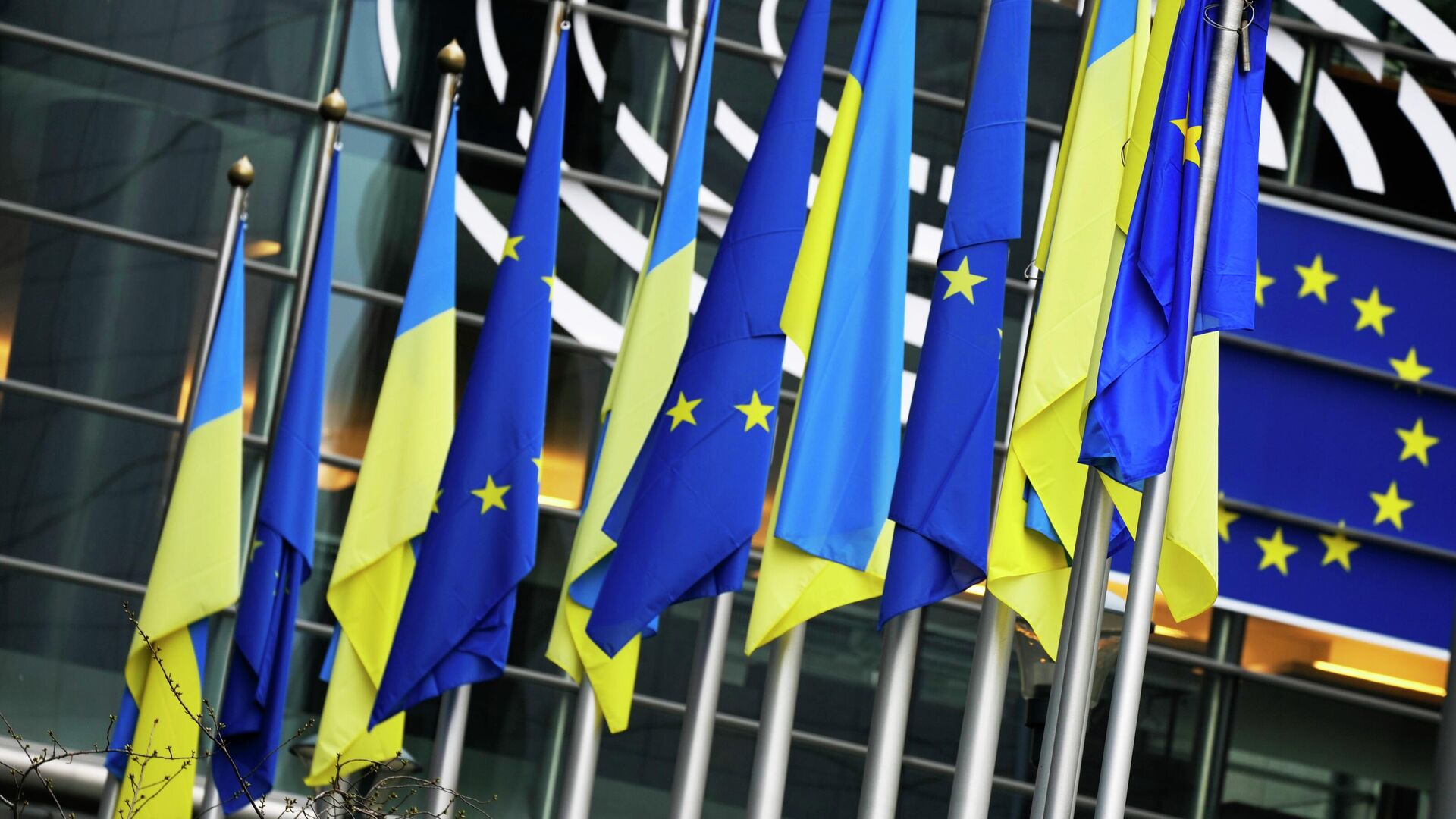 Флаги ЕС и Украины на здании Европейского парламента в Брюсселе - РИА Новости, 1920, 04.02.2023