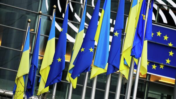Флаги ЕС и Украины на здании Европейского парламента в Брюсселе, Бельгия