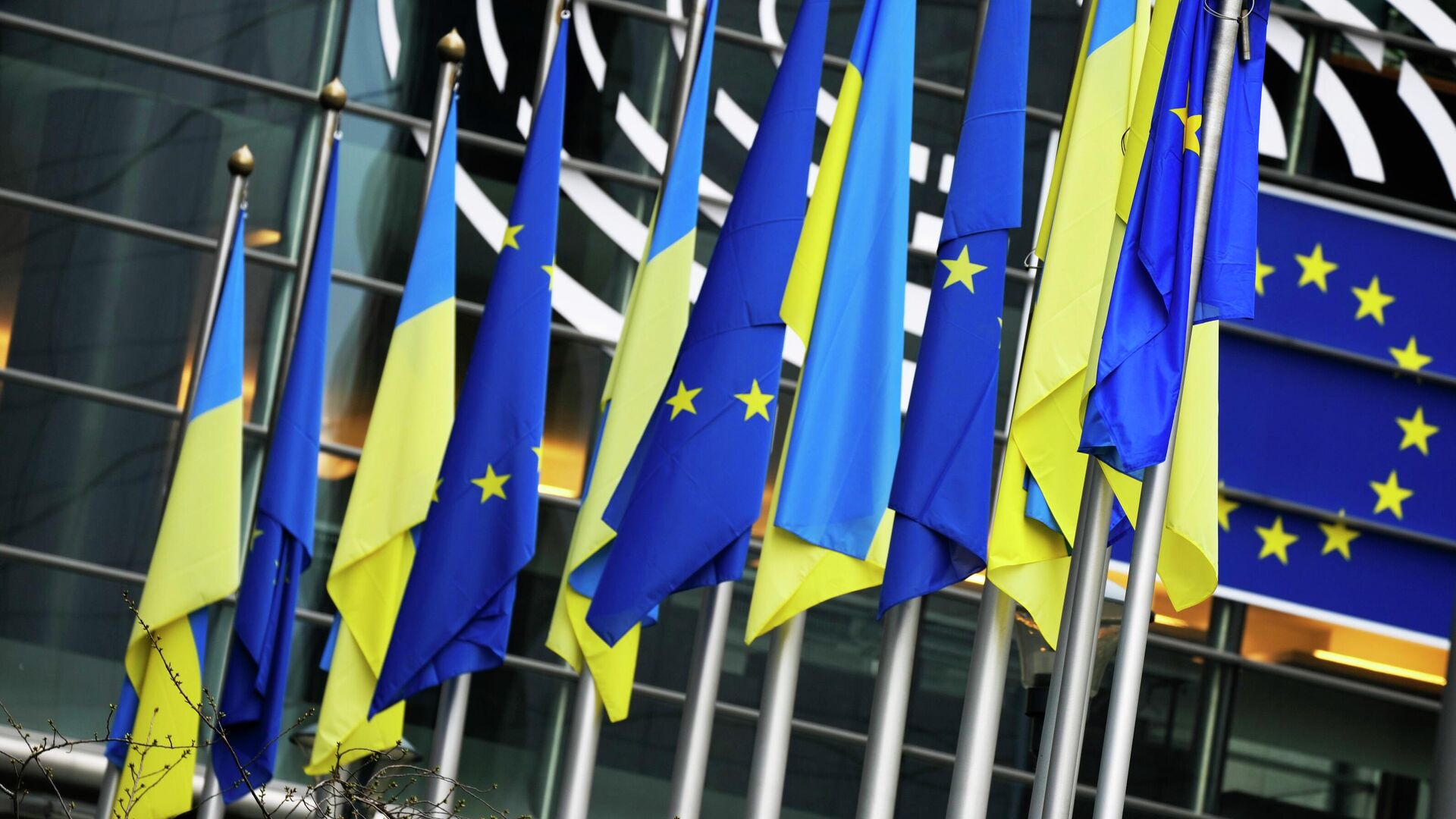 Флаги ЕС и Украины на здании Европейского парламента в Брюсселе, Бельгия  - РИА Новости, 1920, 14.05.2022