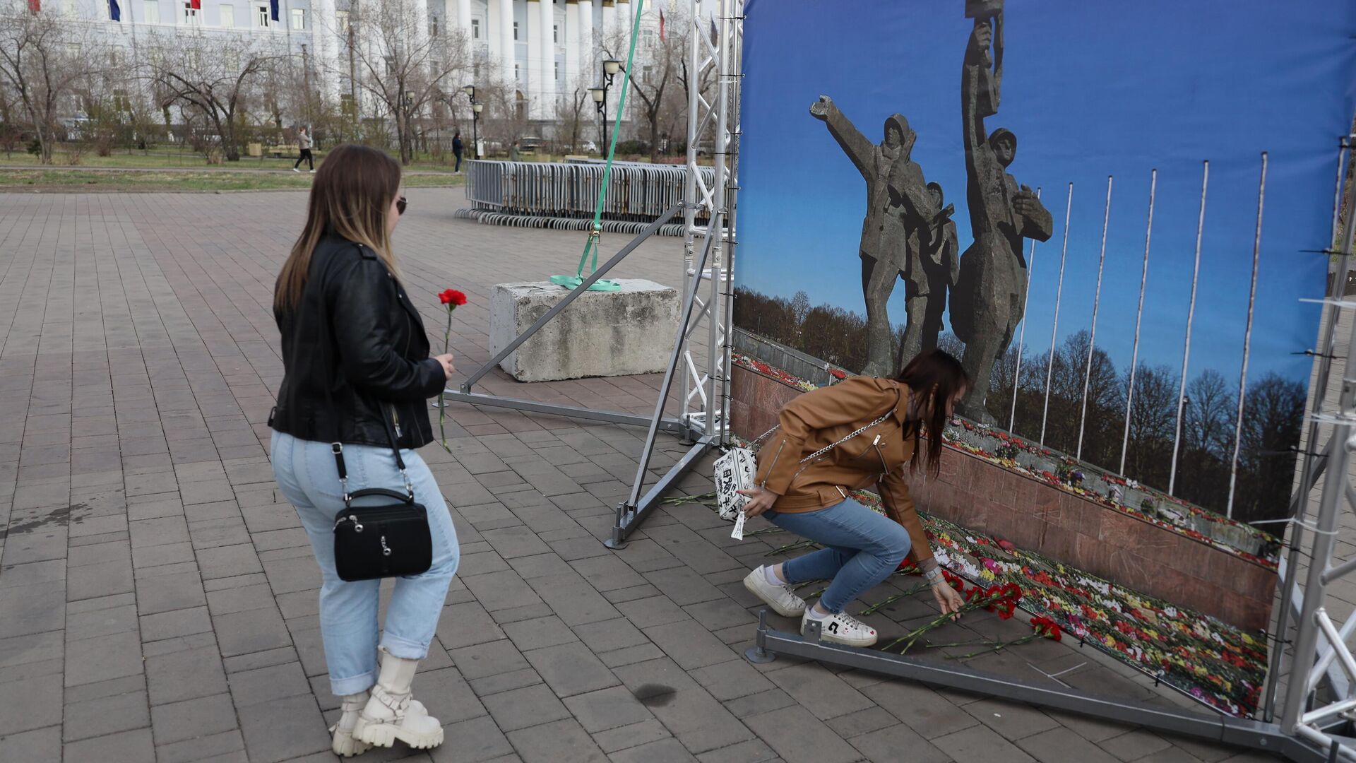 Акция в защиту памятника Освободителям Риги проходит на площади Ленина в Чите - РИА Новости, 1920, 13.05.2022