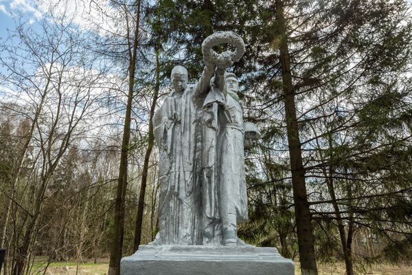 Монумент на братской могиле неподалеку от Шереметьево
