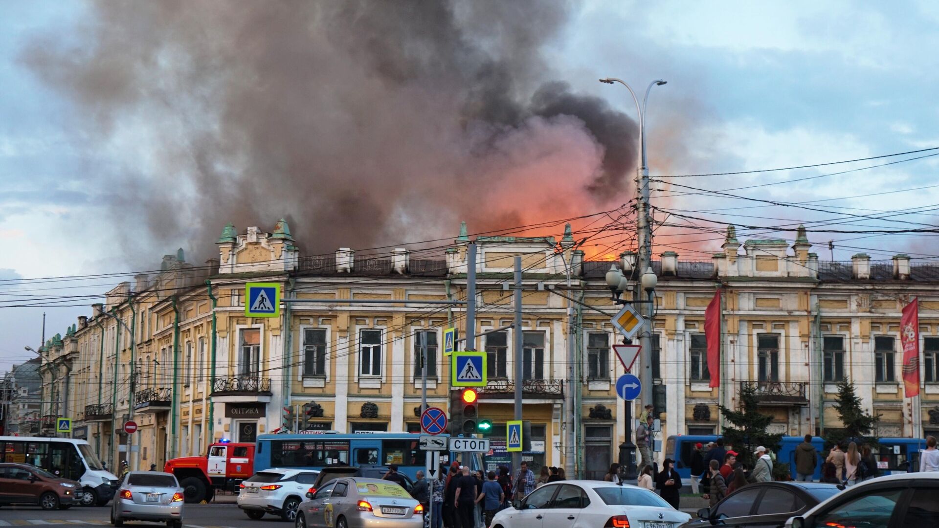 Пожар в неэксплуатируемом строении, которое находится за зданием бывшего Иркутского театра юного зрителя - РИА Новости, 1920, 20.05.2022