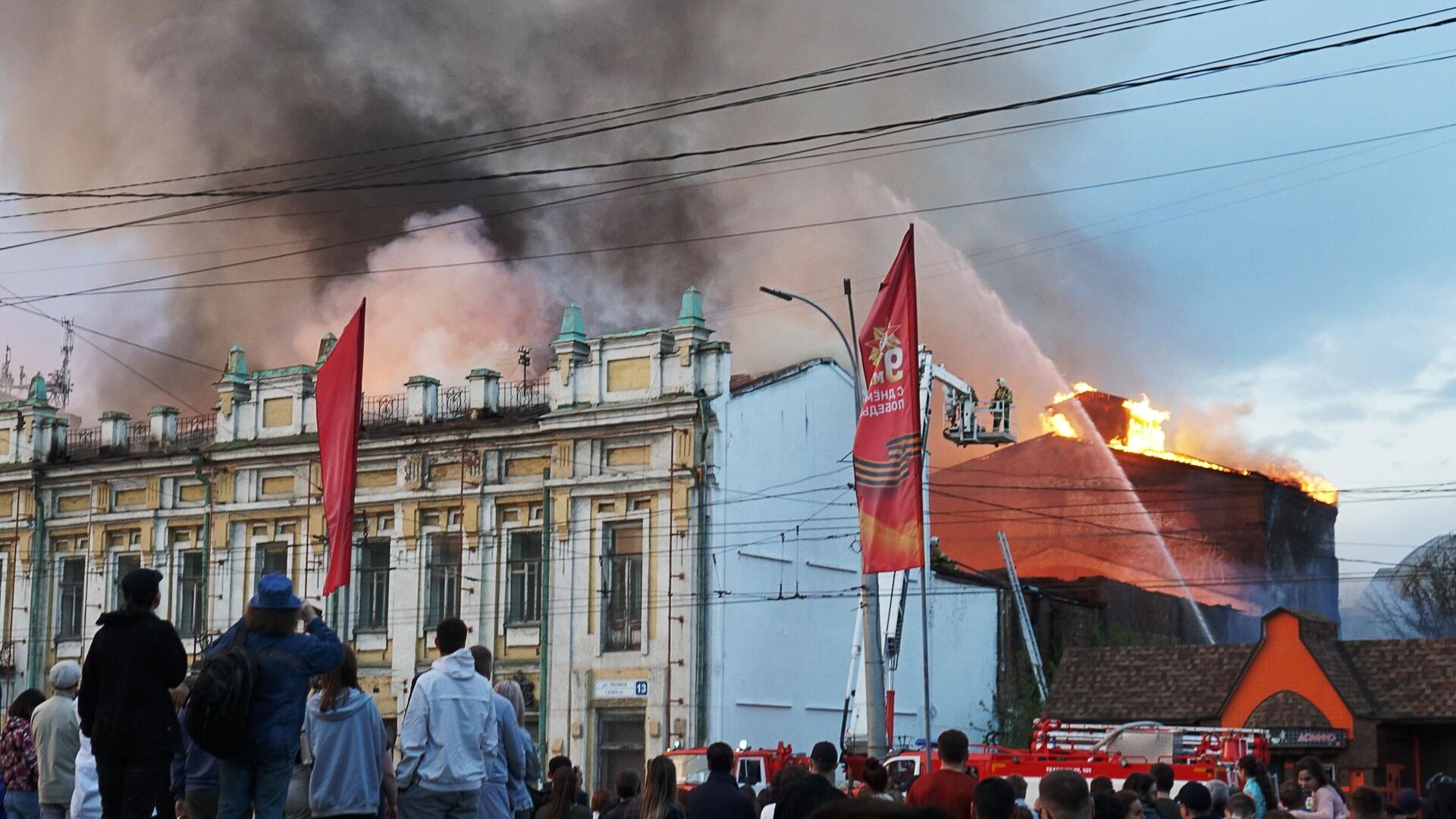 Пожар в неэксплуатируемом строении, которое находится за зданием бывшего Иркутского театра юного зрителя - РИА Новости, 1920, 13.05.2022