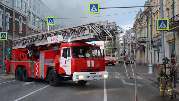 Пожарная машина, приехавшая на тушение пожара в Иркутске