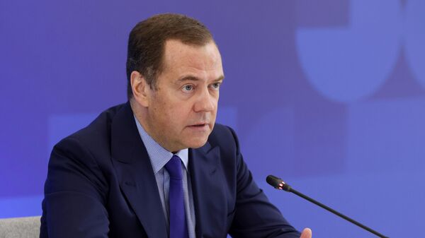 Председатель Единой России, заместитель председателя Совета безопасности РФ Дмитрий Медведев проводит заседание попечительского совета фонда Сколково