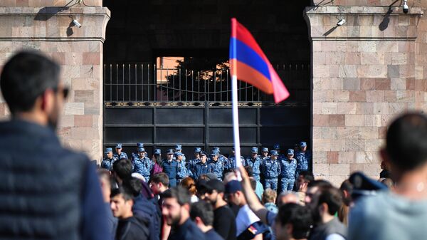 Участники шествия сторонников армянской оппозиции 