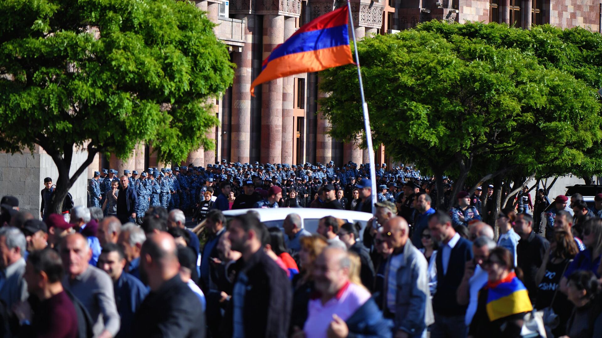 Участники шествия сторонников армянской оппозиции и сотрудники полиции на площади Республики в Ереване - РИА Новости, 1920, 08.07.2022