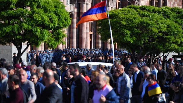 Участники шествия сторонников армянской оппозиции и сотрудники полиции на площади Республики в Ереване