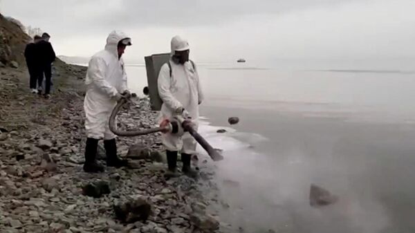 Камчатские спасатели ликвидируют разлив нефти в Авачинской бухте