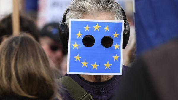 Мужчина в маске в цветах флага ЕС 