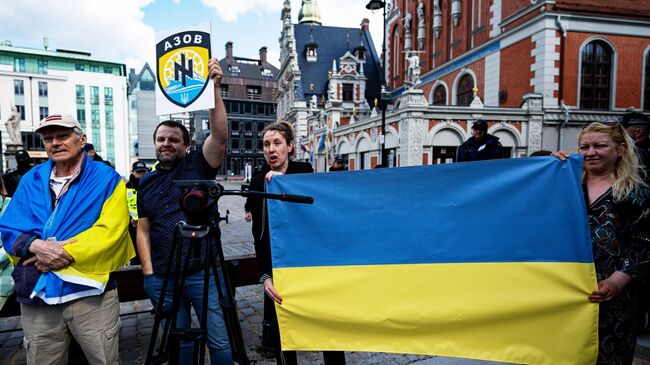 Сторонники сноса памятника советским воинам-освободителям Советской Латвии от немецко-фашистских захватчиков в Риге