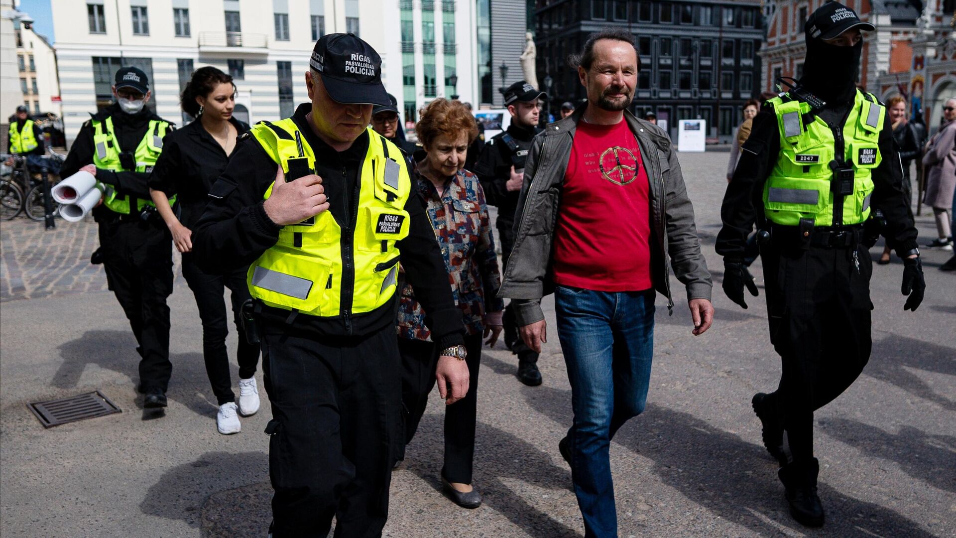 Сотрудники полиции задерживают участников несанкционированного митинга против сноса памятника советским воинам-освободителям Советской Латвии от немецко-фашистских захватчиков в Риге - РИА Новости, 1920, 13.05.2022