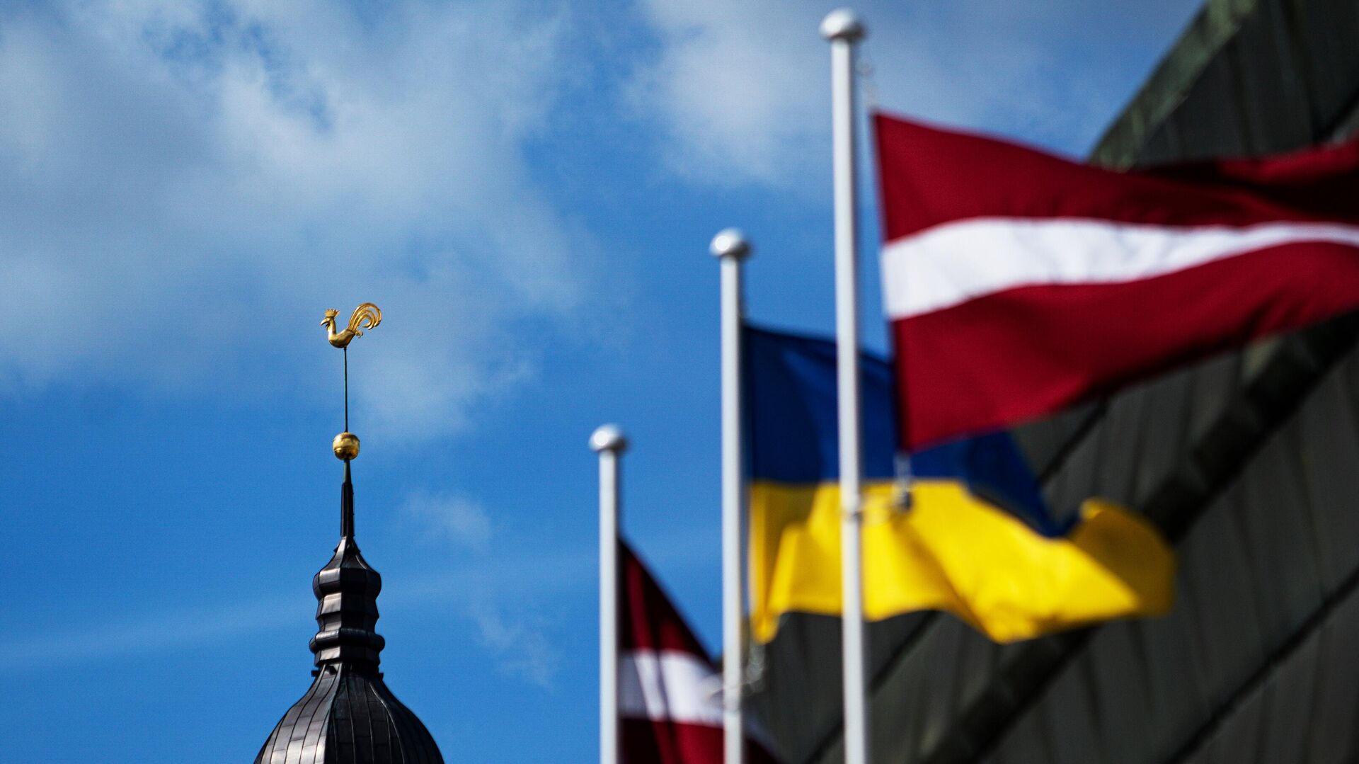 Флаги Латвии и Украины на Ратушной площади в Риге - РИА Новости, 1920, 05.12.2022