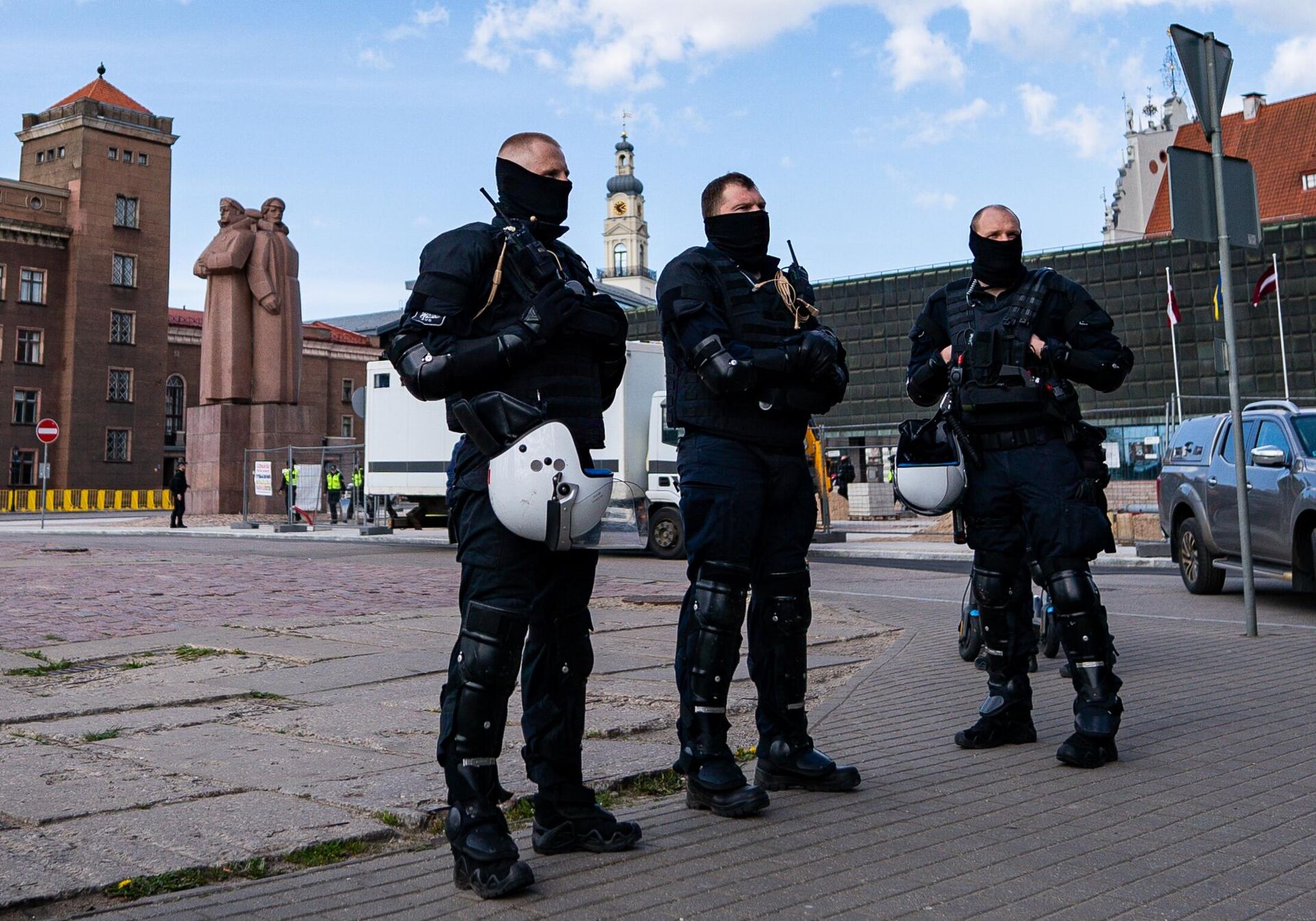 Сотрудники полиции стоят в оцеплении на несанкционированном митинге против сноса памятника советским воинам-освободителям Советской Латвии от немецко-фашистских захватчиков в Риге - РИА Новости, 1920, 19.05.2022