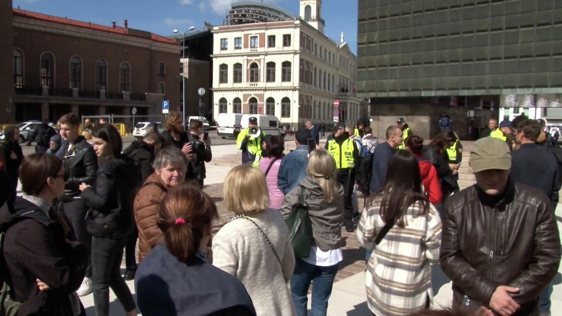 Митинг жителей Риги в связи с решением снести памятник Освободителям - РИА Новости, 1920, 13.05.2022