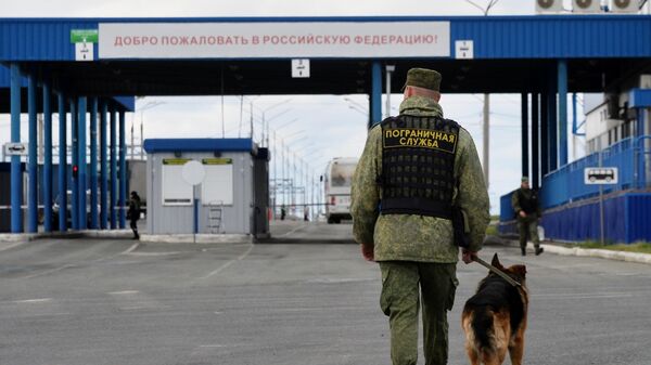 Военнослужащий пограничной службы ФСБ РФ на пункте пропуска на российско-казахстанской границе