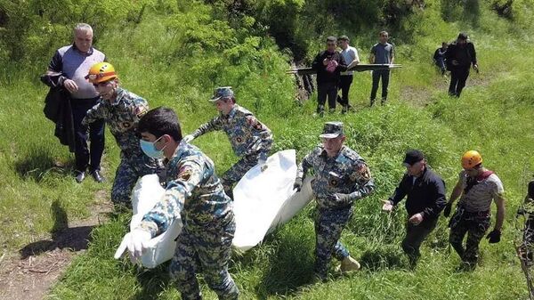 Спасатели несут тело пропавшей 9 мая гражданки России