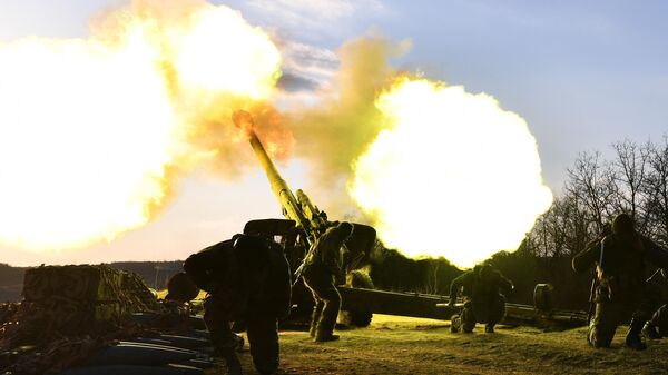 Артиллеристы ведут огонь по позициям ВСУ из 152-мм гаубицы Мста-Б