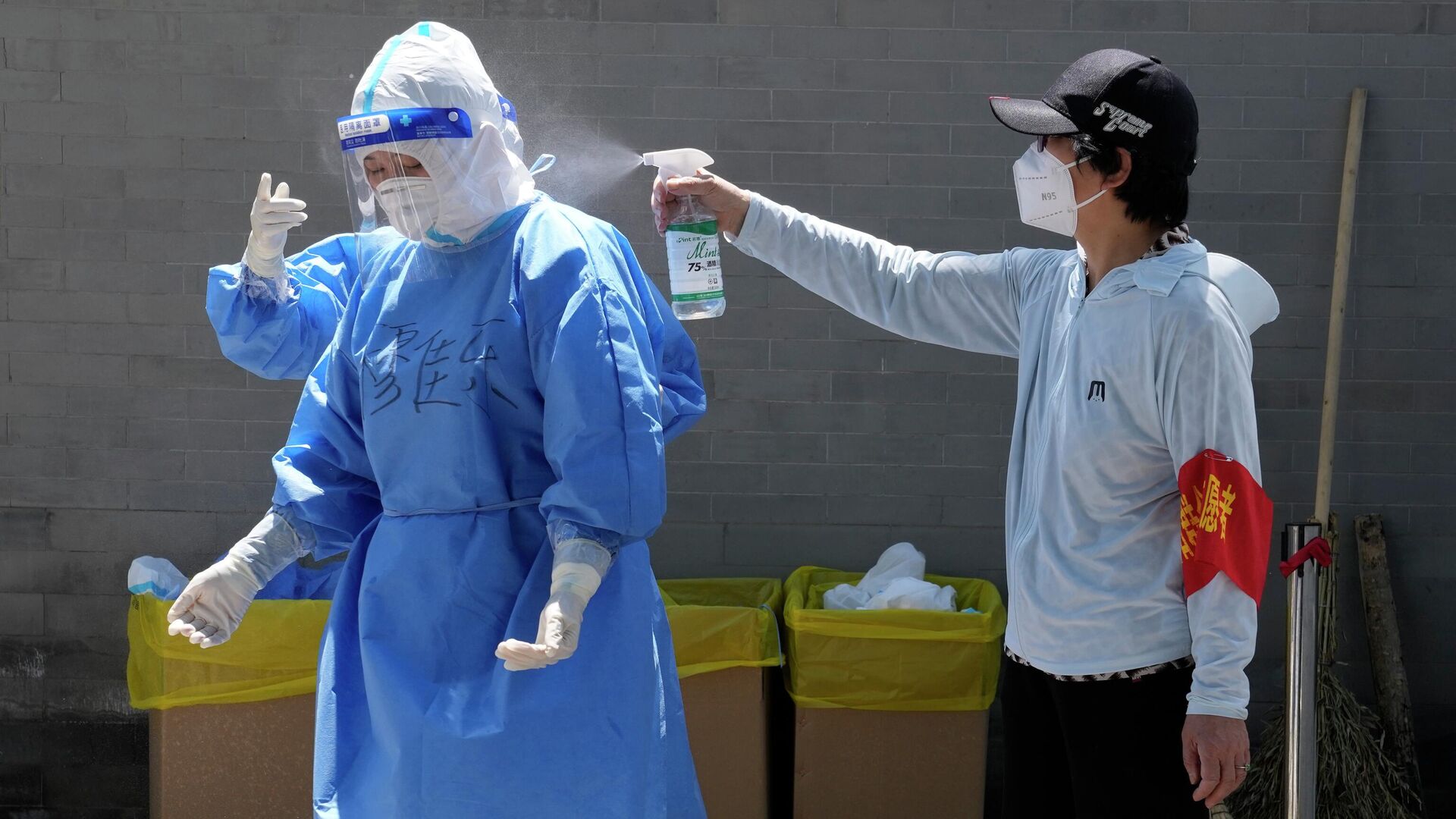 Медицинские работники проводят дезинфекцию в месте массового тестирования на COVID-19 в Пекине. 15 мая 2022 года - РИА Новости, 1920, 23.12.2022