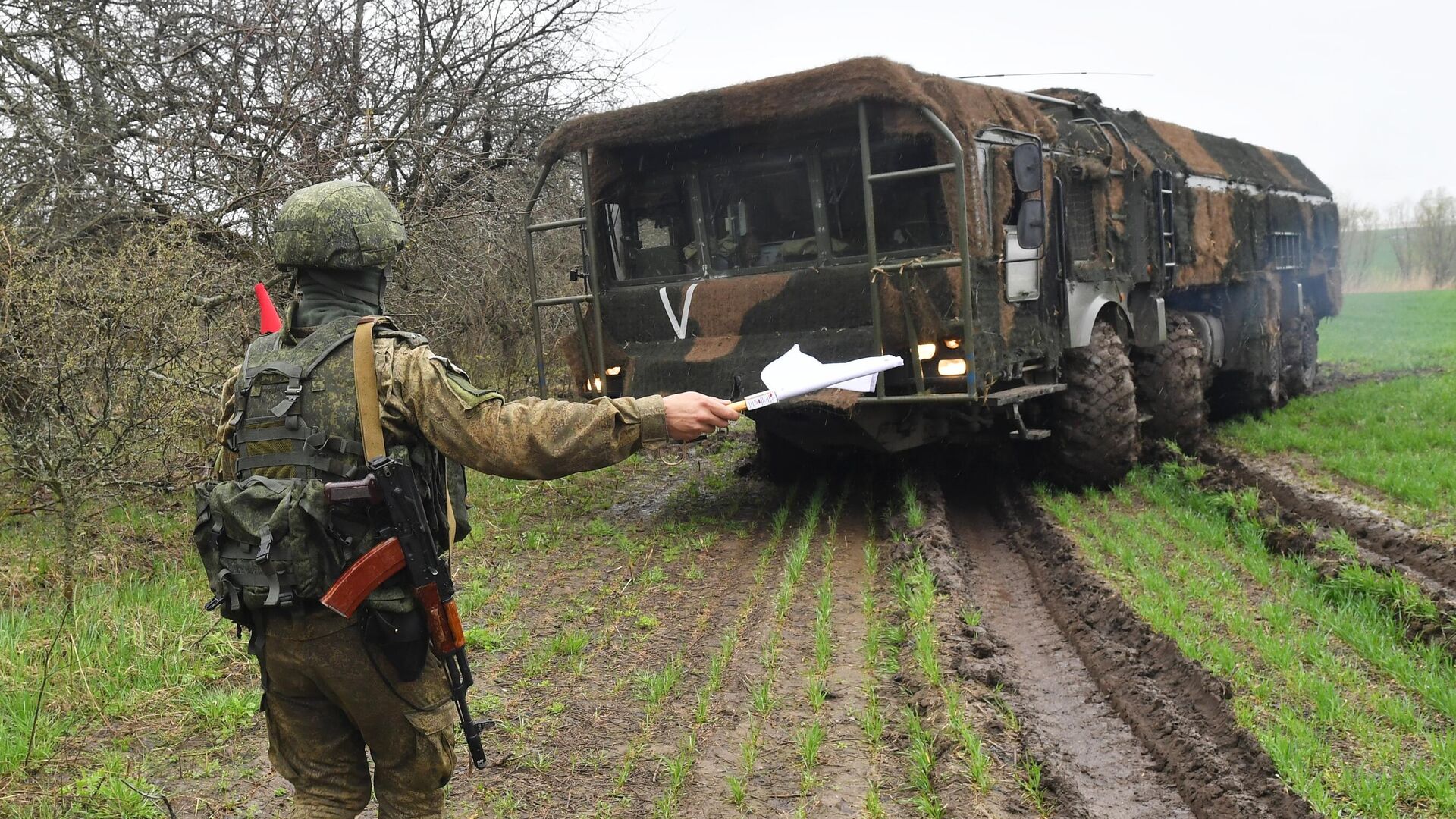 Движение оперативно-тактического ракетного комплекса Искандер на Харьковском направлении в зоне проведения специальной военной операции на Украине - РИА Новости, 1920, 28.05.2024