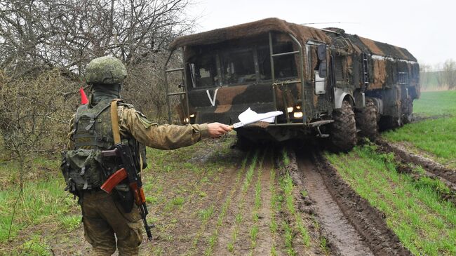 Движение оперативно-тактического ракетного комплекса Искандер на Харьковском направлении в зоне проведения специальной военной операции на Украине